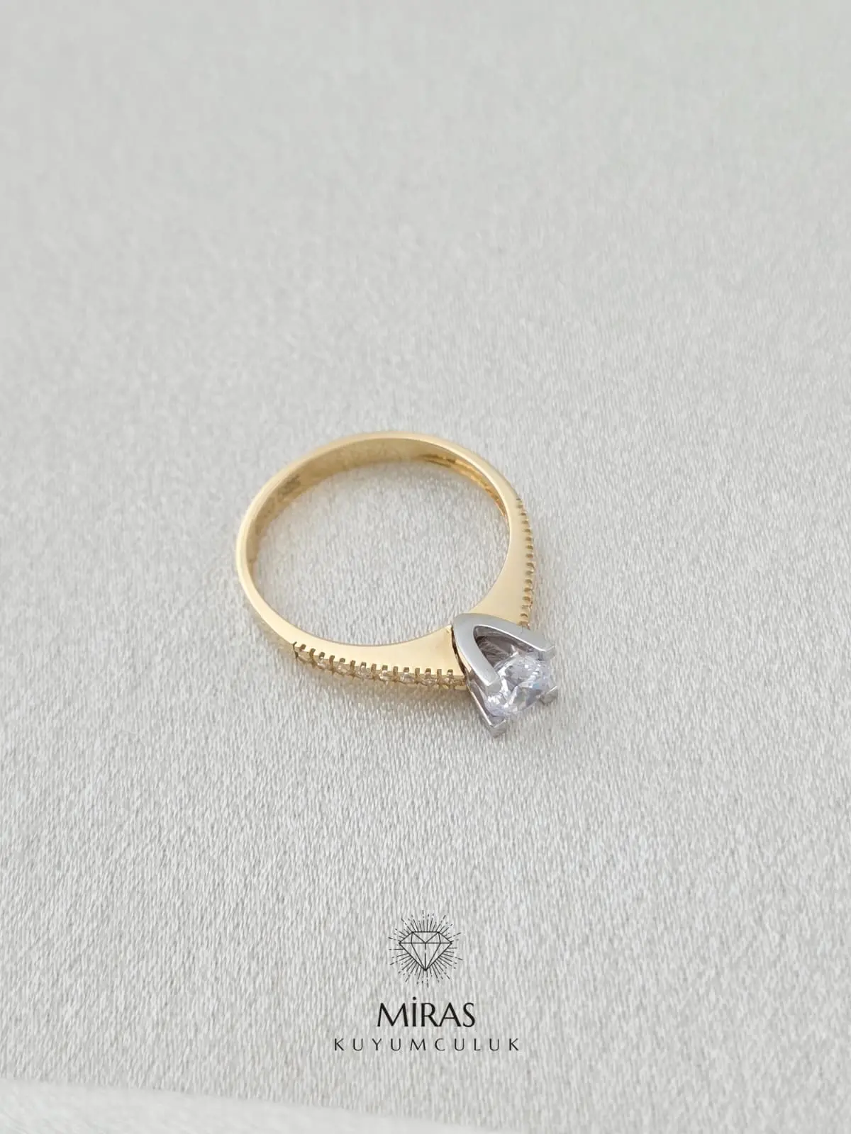 14 Ayar Altın - Kenar Taşlı Tektaş Yüzük - K14YZK245