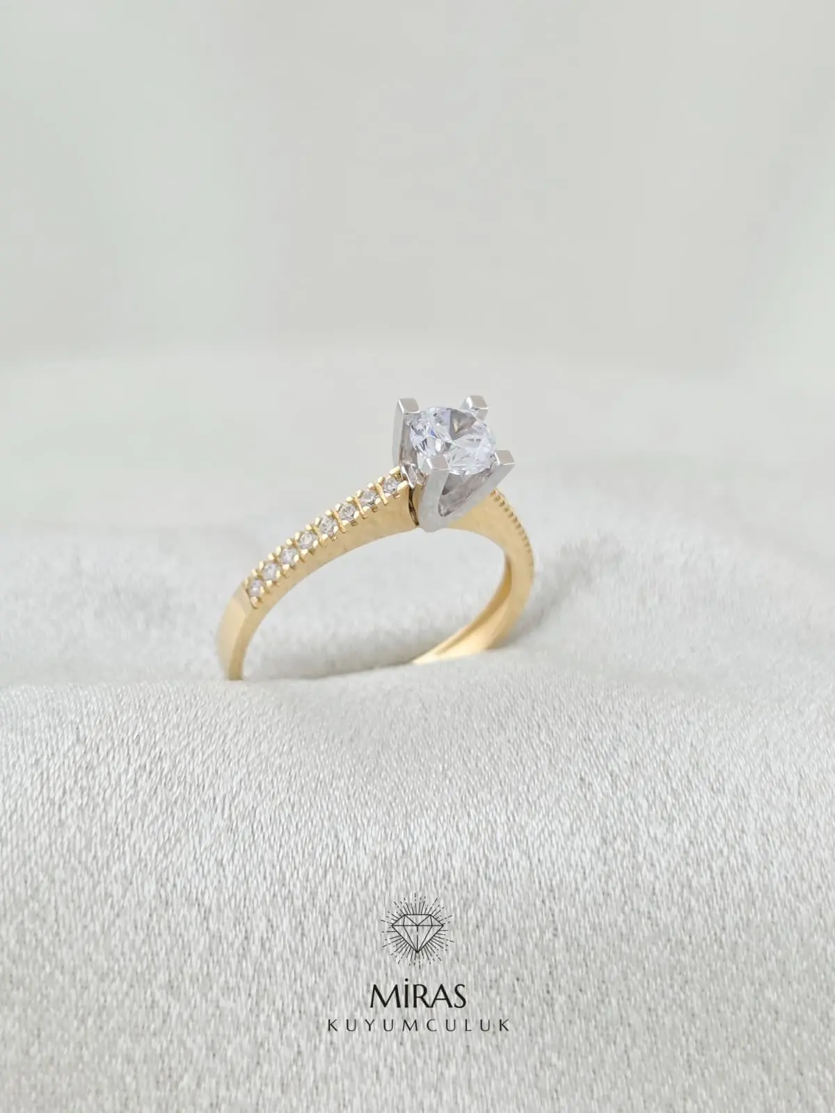 14 Ayar Altın - Kenar Taşlı Tektaş Yüzük - K14YZK245