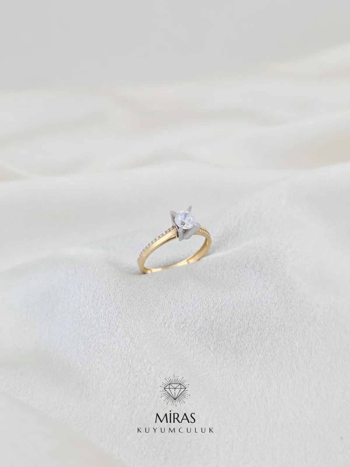 14 Ayar Altın - Kenar Taşlı Badem Tektaş Yüzük - 14YZK562