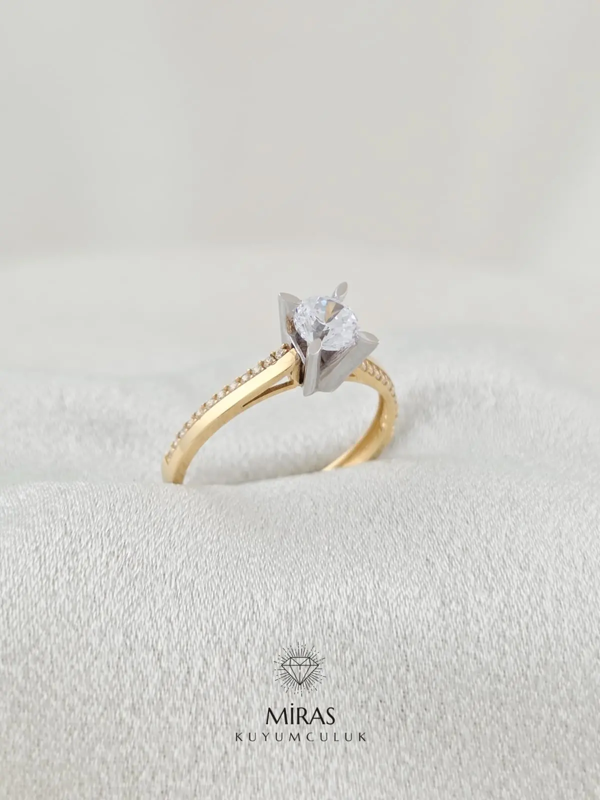 14 Ayar Altın - Kenar Taşlı Badem Tektaş Yüzük - 14YZK562