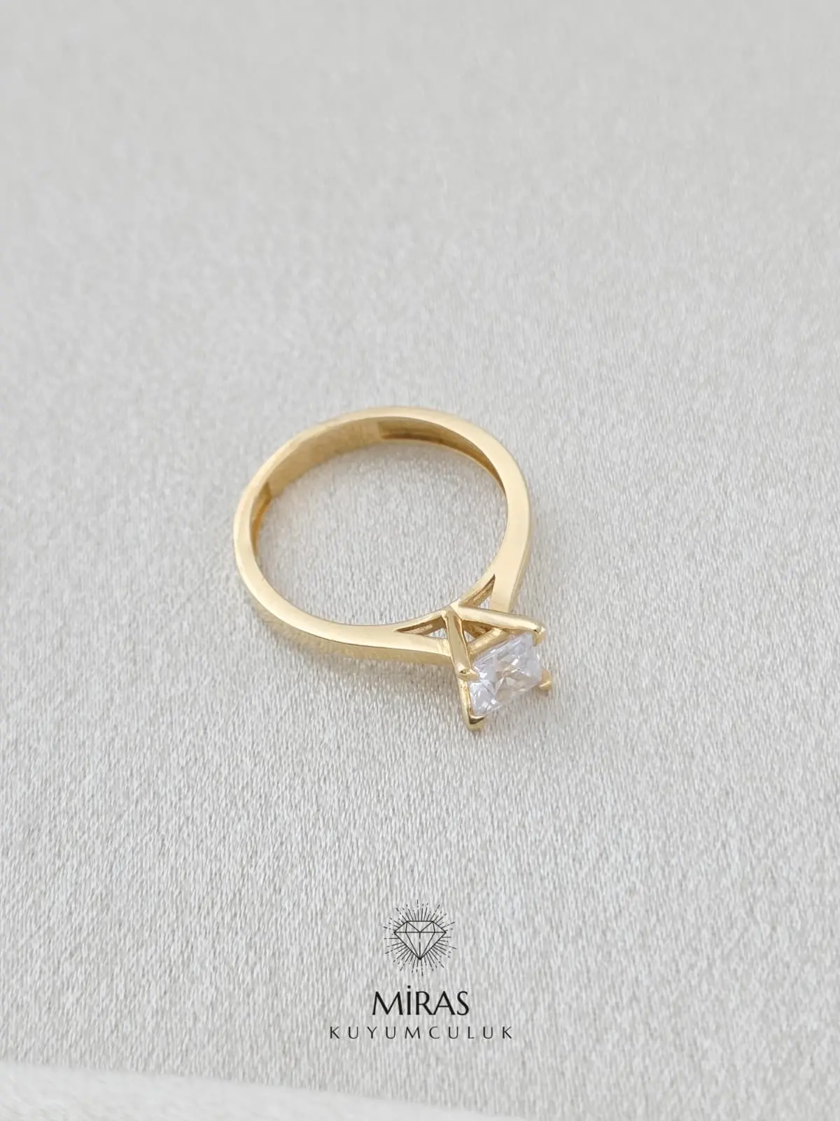 14 Ayar Altın - Prenses Kesim Tektaş Yüzük 14YZK751