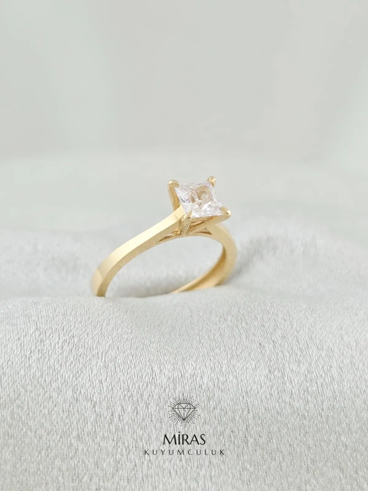 14 Ayar Altın - Prenses Kesim Tektaş Yüzük 14YZK751