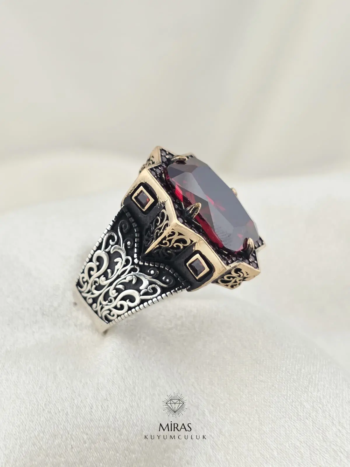 Kırmızı Taşlı Yıldız Motif Erkek Yüzük