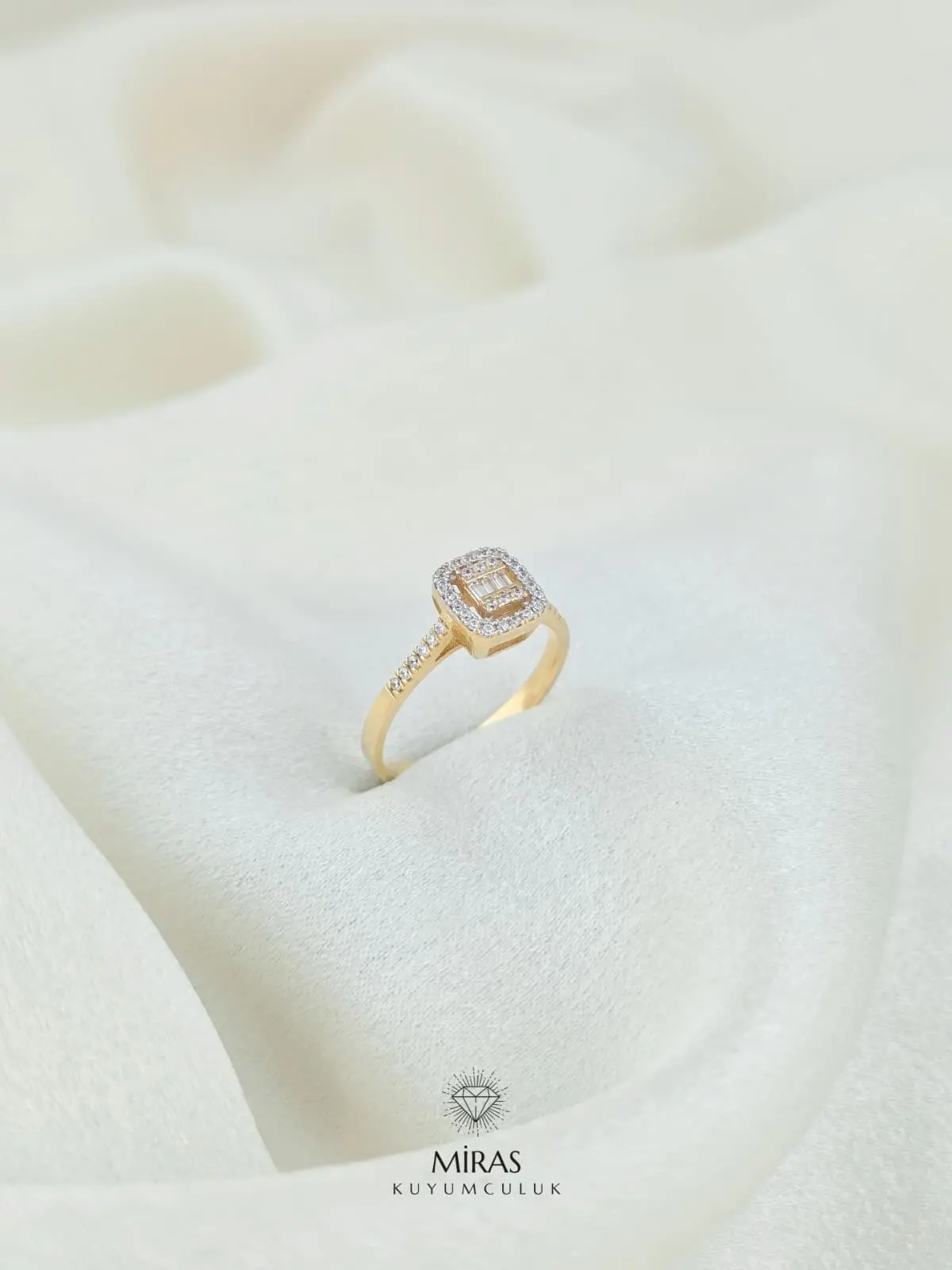 14 Ayar Altın - Kenar Taşlı Baget Yüzük - K14YZK314