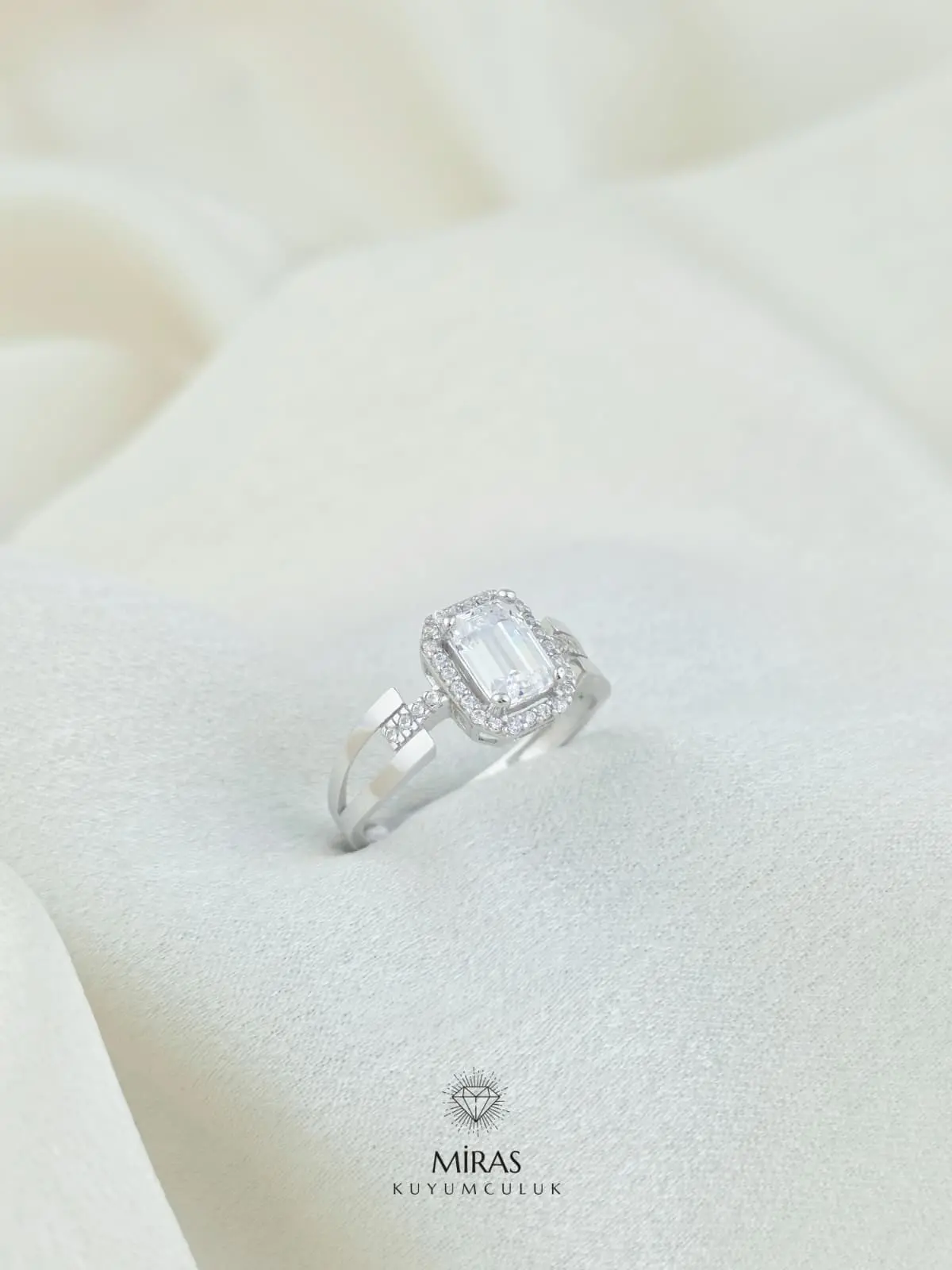 14 Ayar Altın - Kaburga Taşlı Baget Yüzük - K14YZK353