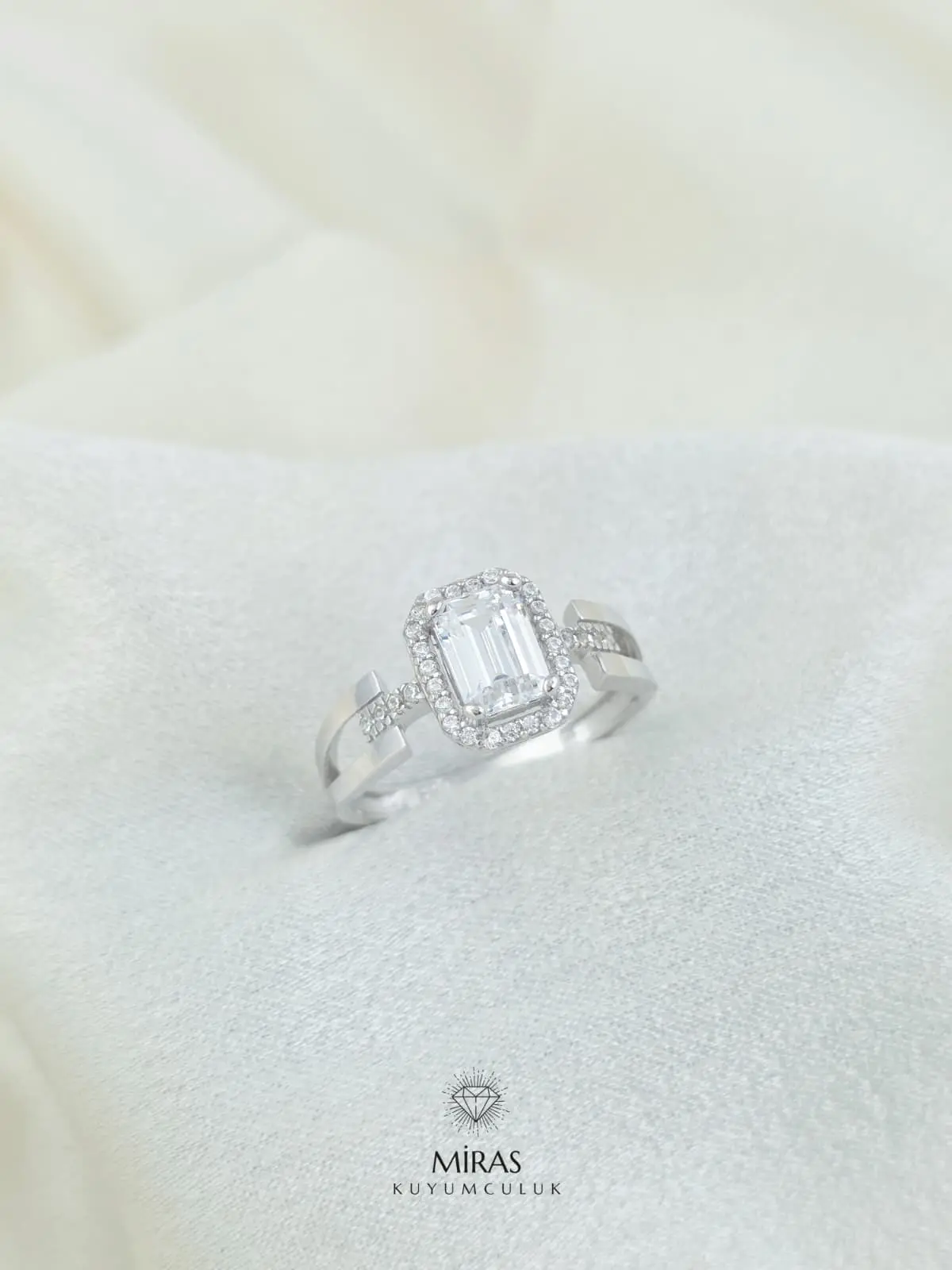 14 Ayar Altın - Kaburga Taşlı Baget Yüzük - K14YZK353