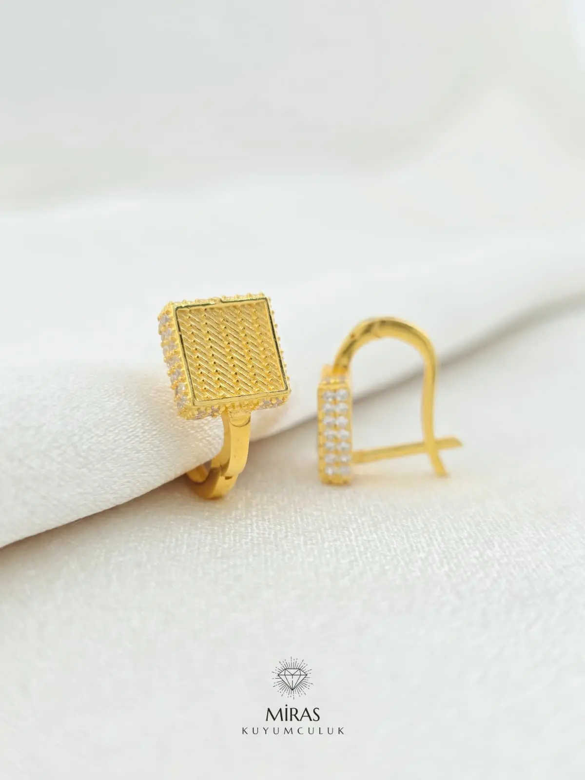 14 Ayar Altın - Kenar Taşlı Kare Hasır Desen J Küpe - K14KP89