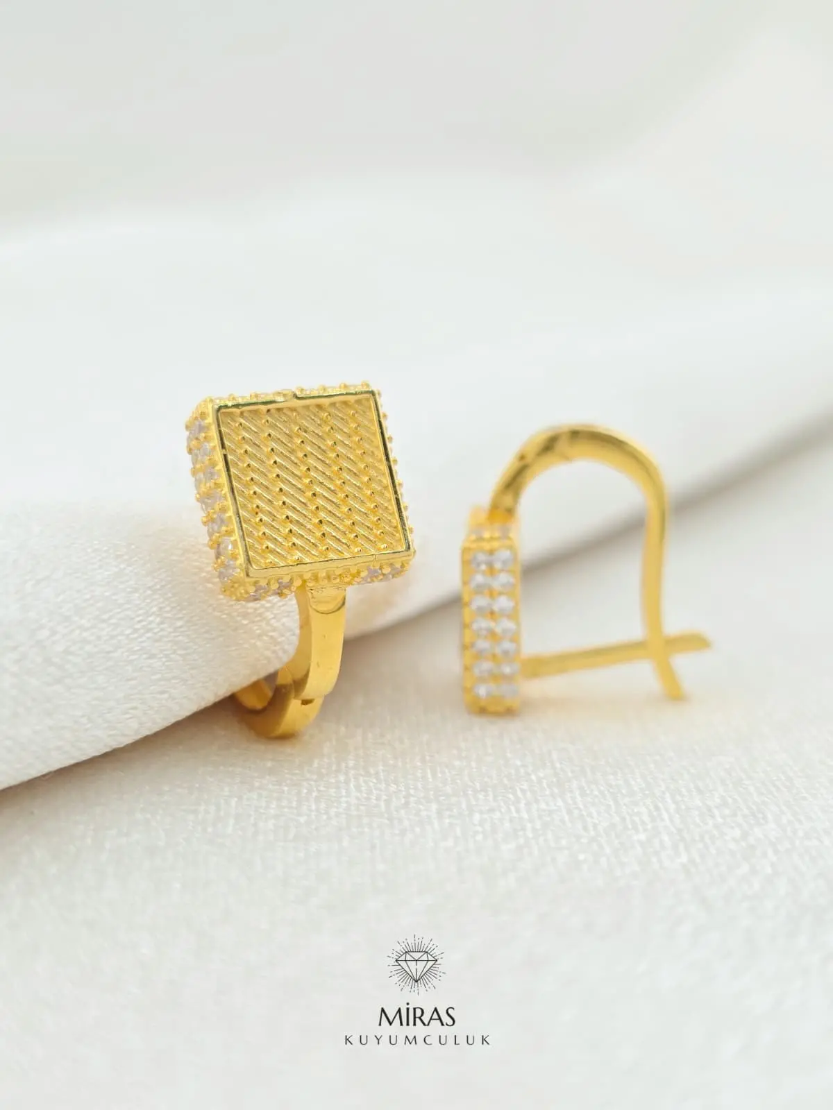 14 Ayar Altın - Kenar Taşlı Kare Hasır Desen J Küpe - K14KP89